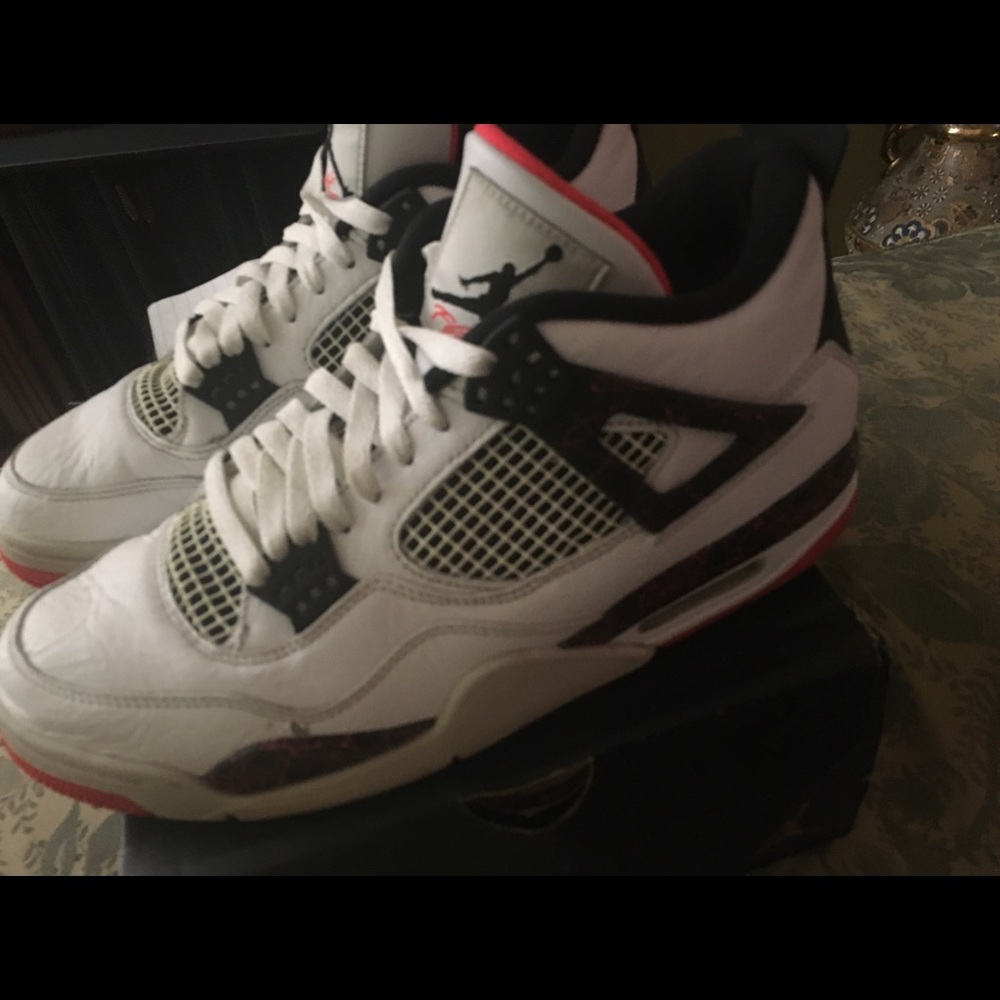 Jordan retro 4 crimson tint